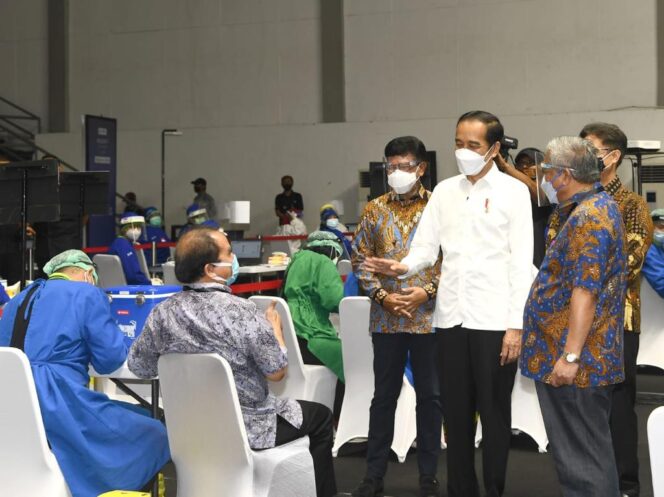 
					Presiden Jokowi Tinjau Vaksinasi Massal Bagi Wartawan di Senayan, Jakarta