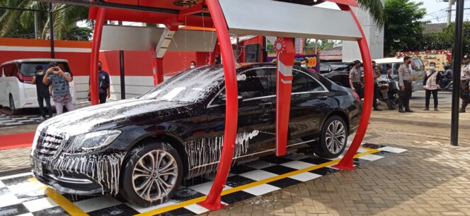 
					Salah satu mobil di wash gunakan hidrolik di Auto Fox 45