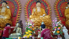 Suasana Pembersihan Patung Buddha yang dilakukan para muda mudi Wihara Dramakirti Palembang (Dok. Urban)