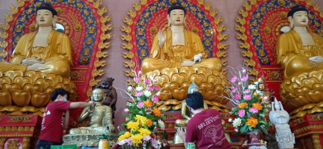 
					Suasana Pembersihan Patung Buddha yang dilakukan para muda mudi Wihara Dramakirti Palembang (Dok. Urban)