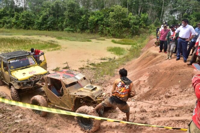 
Herman Deru Saksikan Offroader Melumpur Dalam Ajang Betuah Offroad Adventure Banyuasin