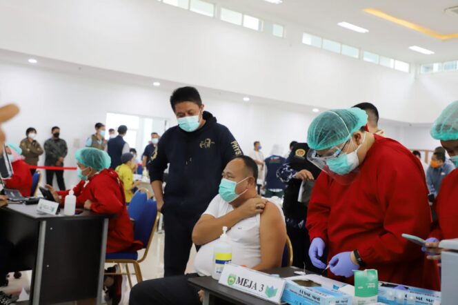 
Herman Deru Tinjau Vaksinasi Dosis Pertama Awak Media