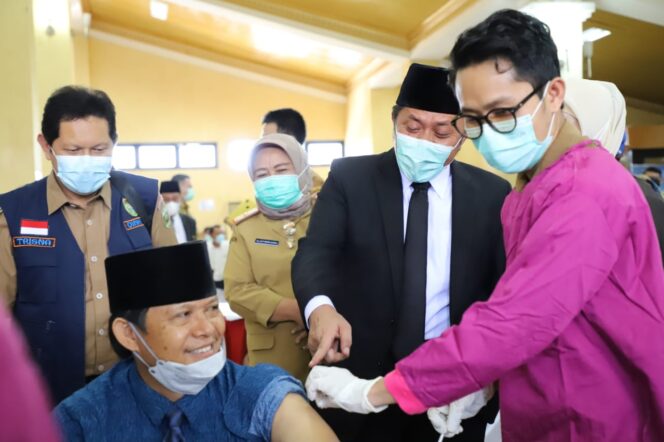 
					Herman Deru Tinjau Langsung Vaksinasi Pertama Anggota DPRD Sumsel