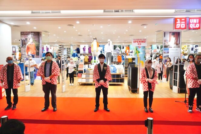 
Resmi Dibuka, Toko Uniqlo di Palembang Icon Mal Diserbu Pengunjung