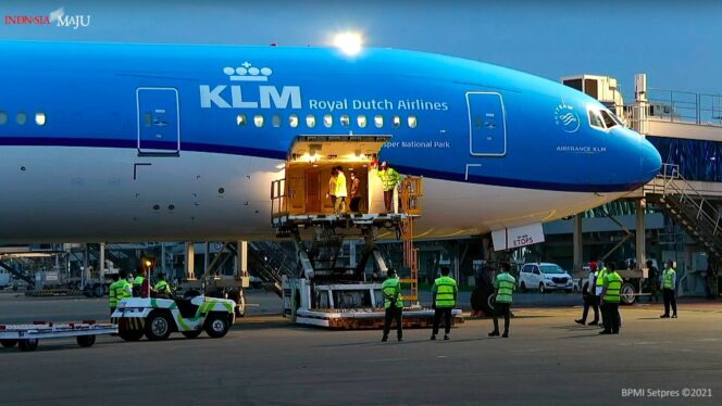 
1,1 Juta Dosis Vaksin AstraZeneca Tiba Di Tanah Air