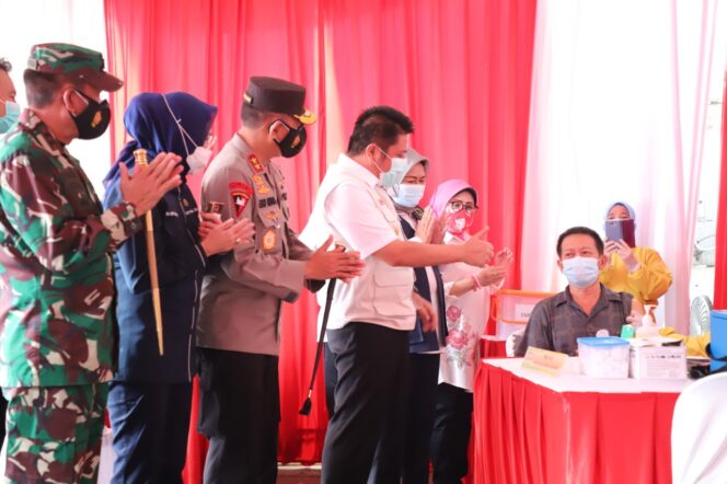 
					Herman Deru Turun Langsung Pantau Vaksinasi Pedagang Pasar Cinde