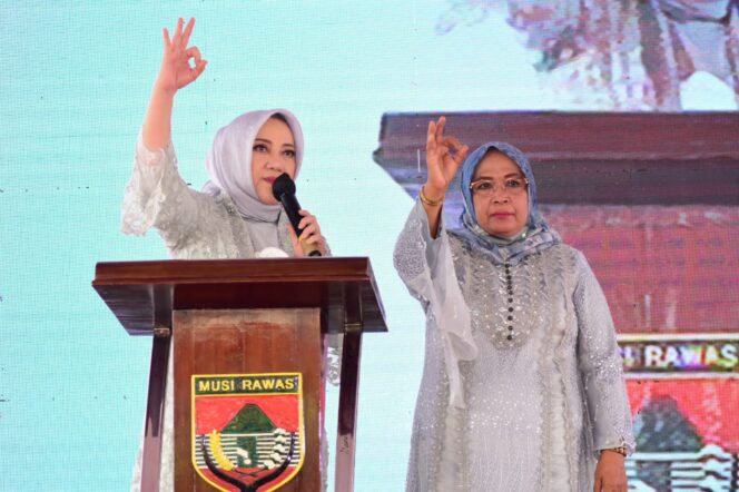 
Usai Dilantik, Ratna Mahmud-Suwarti Langsung Blusukan Temui Warga Musi Rawas