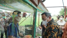 Bupati Muba Dodi Reza Alex Noerdin Melihat Stand Pasar Murah 