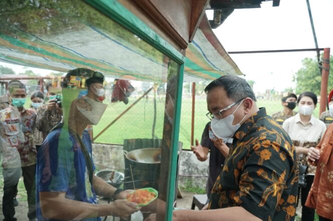 
					Bupati Muba Dodi Reza Alex Noerdin Melihat Stand Pasar Murah 