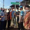 Camat Muara Pinang, Empat Lawang Sapardinajoly bersama tokoh masyarakat dan agama resmikan nama Jalan (Foto : Bento)