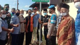 Camat Muara Pinang, Empat Lawang Sapardinajoly bersama tokoh masyarakat dan agama resmikan nama Jalan (Foto : Bento)