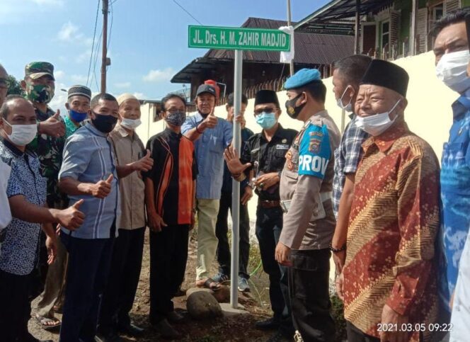
					Camat Muara Pinang, Empat Lawang Sapardinajoly bersama tokoh masyarakat dan agama resmikan nama Jalan (Foto : Bento) 