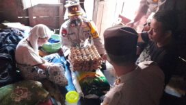 Kapolres Empat Lawang AKBP Wahyu saat di Rumah Nenek Rusmawati (Foto : Bento) 