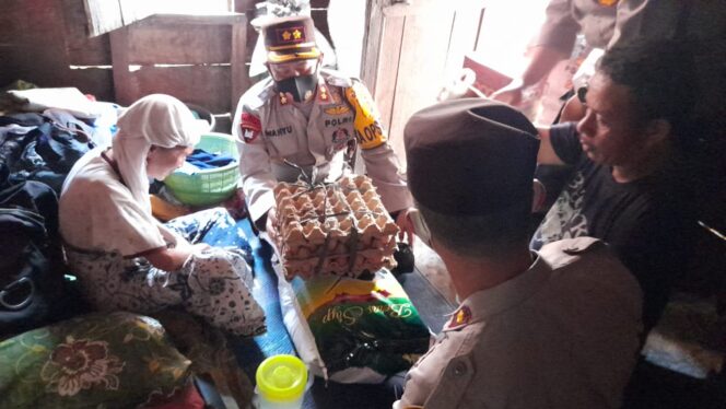 
					Kapolres Empat Lawang AKBP Wahyu saat di Rumah Nenek Rusmawati (Foto : Bento) 