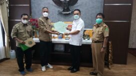 Bupati Empat Lawang Joncik Muhammad Terima Sertifikat Tanah Dari BPN (Foto : Istimewa) 