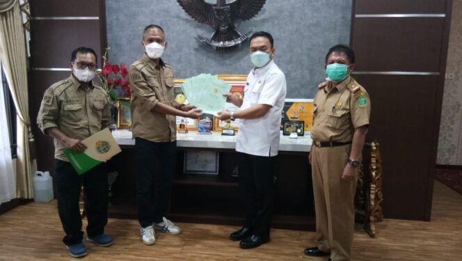 
					Bupati Empat Lawang Joncik Muhammad Terima Sertifikat Tanah Dari BPN (Foto : Istimewa) 