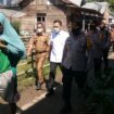 Suasana Keberangkatan  Nenek Rusmawati lansia ke RS Bhyangkara Palembang, untuk menjalani oprasi mata katarak. (Foto. Bento) 