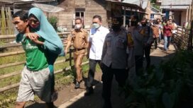 Suasana Keberangkatan  Nenek Rusmawati lansia ke RS Bhyangkara Palembang, untuk menjalani oprasi mata katarak. (Foto. Bento) 