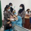 Suasana Nenek Rusnawati melakukan tes Swab terhadap sebagai rangkaian Screening kesehatan sebelum dilaksanakan Oprasi Mata Katarak. (Foto : Istimewa) 