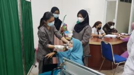 Suasana Nenek Rusnawati melakukan tes Swab terhadap sebagai rangkaian Screening kesehatan sebelum dilaksanakan Oprasi Mata Katarak. (Foto : Istimewa) 
