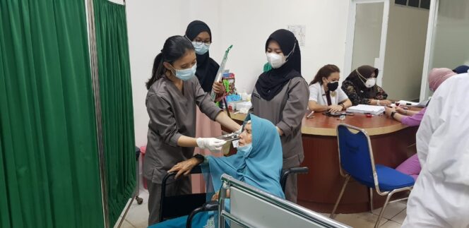 
Suasana Nenek Rusnawati melakukan tes Swab terhadap sebagai rangkaian Screening kesehatan sebelum dilaksanakan Oprasi Mata Katarak. (Foto : Istimewa) 