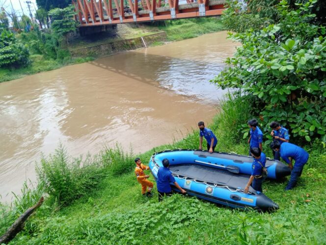 
					Suasana BPBD Muara Enim Evakuasi Warga Palembang Tenggelam di Sungai Enim (Foto:Istimewa) 