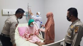 Persiapan Tim Medis RS Bhayangkara untuk melaksanakan operasi mata katarak dibantu salah seorang Anggota Polres Empat lawang (Foto : Istimewa) 