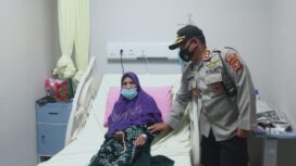 Kapolres Empat Lawang, AKBP.Wahyu. saat melihat langsung kondisi  Nenek Rusmwati di RS Bhayangkara, pasca operasi mata katarak. Ist
