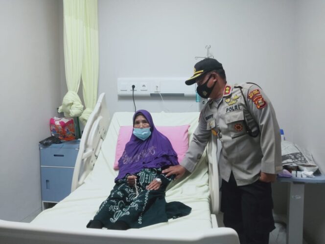 
					Kapolres Empat Lawang, AKBP.Wahyu. saat melihat langsung kondisi  Nenek Rusmwati di RS Bhayangkara, pasca operasi mata katarak. Ist