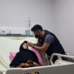 Teks Foto: Terlihat Bripka. Agung Binardi saat meneteskan obat mata. Ke mata nenek Rusmawati yang selesai di oprasi. (Foto : Istimewa) 