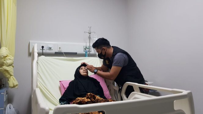 
					Teks Foto: Terlihat Bripka. Agung Binardi saat meneteskan obat mata. Ke mata nenek Rusmawati yang selesai di oprasi. (Foto : Istimewa) 