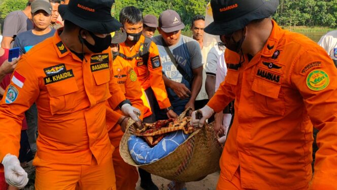 
					Tim gabungan evakuasi jasad Ade Darma yang tenggelam (Dok. Istimewa) 