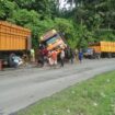 Teks Foto: Terlihat kondisi kendaraan trukc fuso yang bermuatan sawit. Yang terperosok di pinggir Jalinsumteng. (Foto Istimewa)