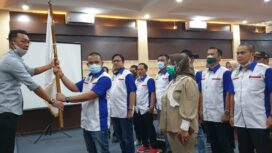 Teks Foto:  Arwin Za menyerahkan bendera Pataka PBSI kepada Edo Melki sebagai ketua PBSI baru yang terpilih secara aklamasi. (Foto Istimewa) 