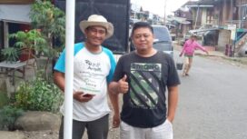 Teks Foto: Terlihat Kepala Desa Muara Timbuk Jaka Hartopo (Baju Hitam, red) saat menemani masyarakat melakukan pemasangan plang nama sosok tokoh asli Putra Daerah Empat Lawang. Ist