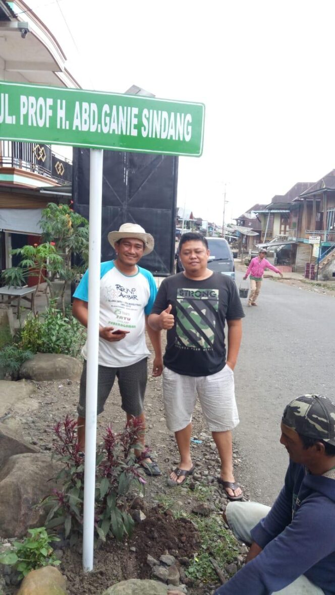 
					Teks Foto: Terlihat Kepala Desa Muara Timbuk Jaka Hartopo (Baju Hitam, red) saat menemani masyarakat melakukan pemasangan plang nama sosok tokoh asli Putra Daerah Empat Lawang. Ist