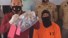 Polisi saat tunjukan senpi buatan Santudin saat press release (Foto : Istimewa)