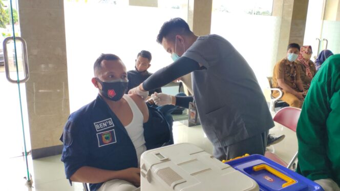 
					Terlihat Wartawan yang bertugas Empat Lawang lakukan vaksin. (Foto Bento) 