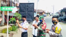 Terlihat Camat Muara Pinang, Sapardinajoly saat meresmikan nama sosok tokoh Prof.Abd Ghanie Sindang.MA. sebagai nama jalan lintas desa Muara Timbuk, Kecamatan Muara Pinang, Kabupaten Empat Lawan. Foto Istimewa