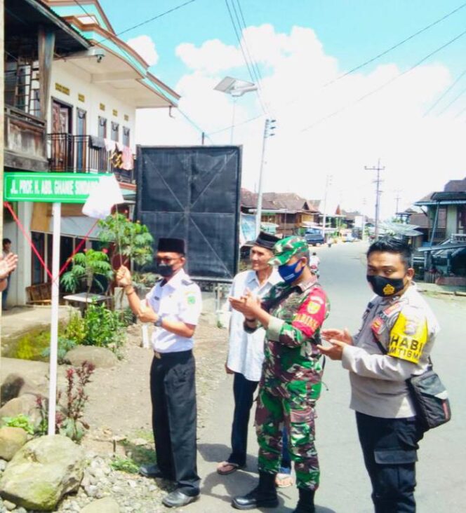 
					Terlihat Camat Muara Pinang, Sapardinajoly saat meresmikan nama sosok tokoh Prof.Abd Ghanie Sindang.MA. sebagai nama jalan lintas desa Muara Timbuk, Kecamatan Muara Pinang, Kabupaten Empat Lawan. Foto Istimewa