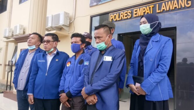 
					Rombongan Pengurus DPC Partai Demokrat Empat Lawang Herman Rosul (Pakai Kaca mata) saat diwawancarai oleh awak media, saat tiba dikantor Mapolres. (Foto: Bento) 