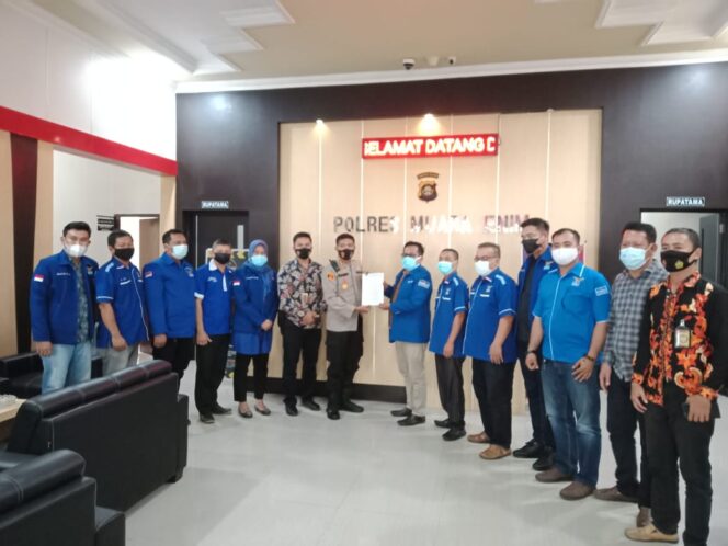 
					DPC Demokrat Muara Enim Datangi Polrestabes Muara Enim (Foto : Andi) 