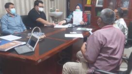 Direktur RSUD Empat Lawang Dr. Devy Adrianty saat menjelaskan alur komplain serta sistem pelayanan terhadap pasien. Saat jumpa pers diruang kerjanya. (Foto Bento)