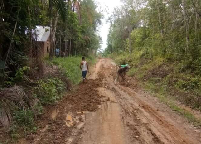 
					Suasana Jalan Rusak di Muara Enim (Foto : Andi) 