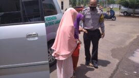 Terlihat Nenek Rusmawati menjalani kontrol mata katarak pasca operasi di RSUD empat lawang, dan tetap diantarkan dan didampingi oleh anggota Polsek Ulu Musi. (Foto Istimewa) 