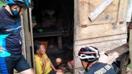 Kapolsek bersama tim gowes Empat Lawang sembari bersepeda sambangi warga tak mampu seperti nenek Sugiyem di Desa Sugiwaras (Dok. Istimewa) 