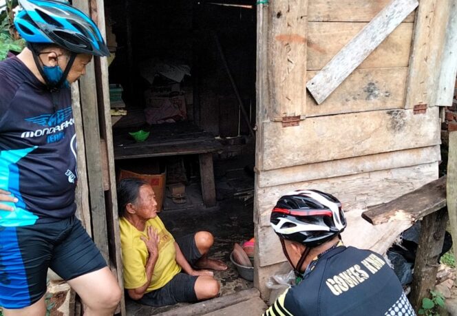 
					Kapolsek bersama tim gowes Empat Lawang sembari bersepeda sambangi warga tak mampu seperti nenek Sugiyem di Desa Sugiwaras (Dok. Istimewa) 
