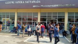 Suasana Masyarakat Saat berada di Mapolda Muara Enim (Dok. Andi) 