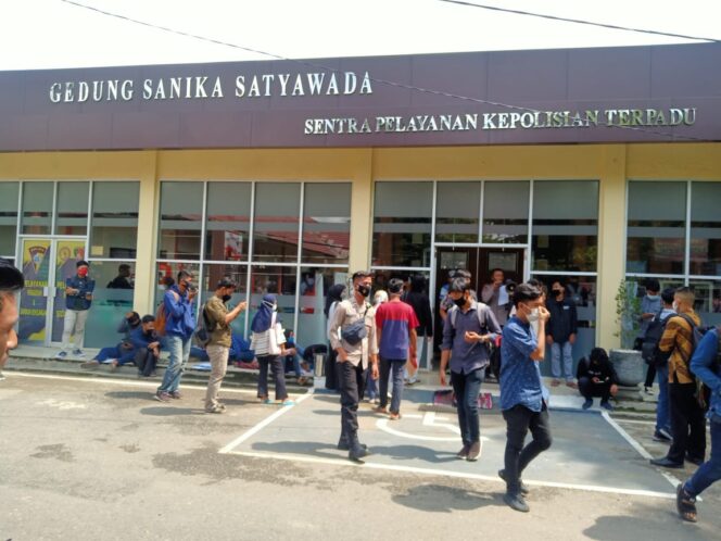 
					Suasana Masyarakat Saat berada di Mapolda Muara Enim (Dok. Andi) 