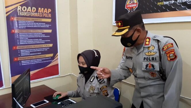 
					Tampak Kapolres Empat Lawang, AKBP. Wahyu (No dua dari pembaca,red) memantau langsung sistem aplikasi Dunas Presisi sesaat acara Launching. (Dok. Istimewa) 